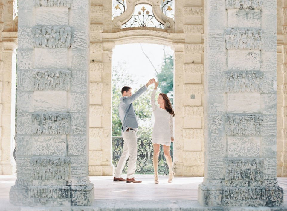een stel hand in hand voor een stenen doorgang