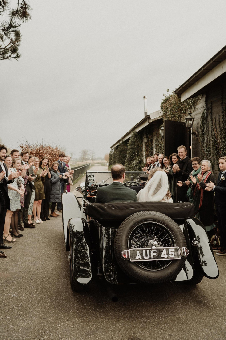 een bruid en bruidegom in een vintage auto
