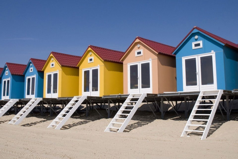 kleurrijke strandhuisjes op het strand