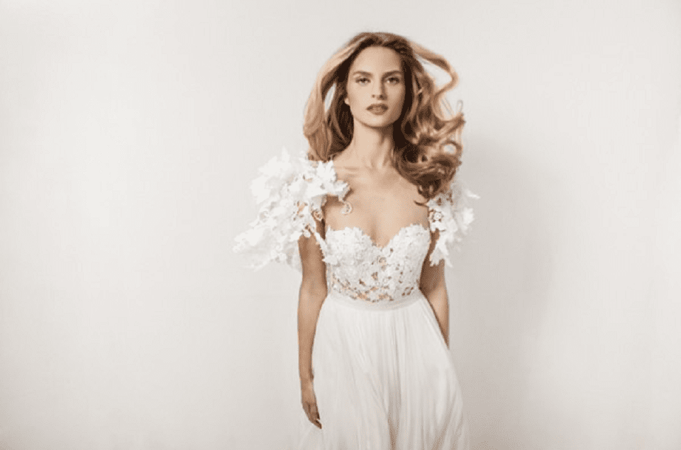 een vrouw in een witte trouwjurk