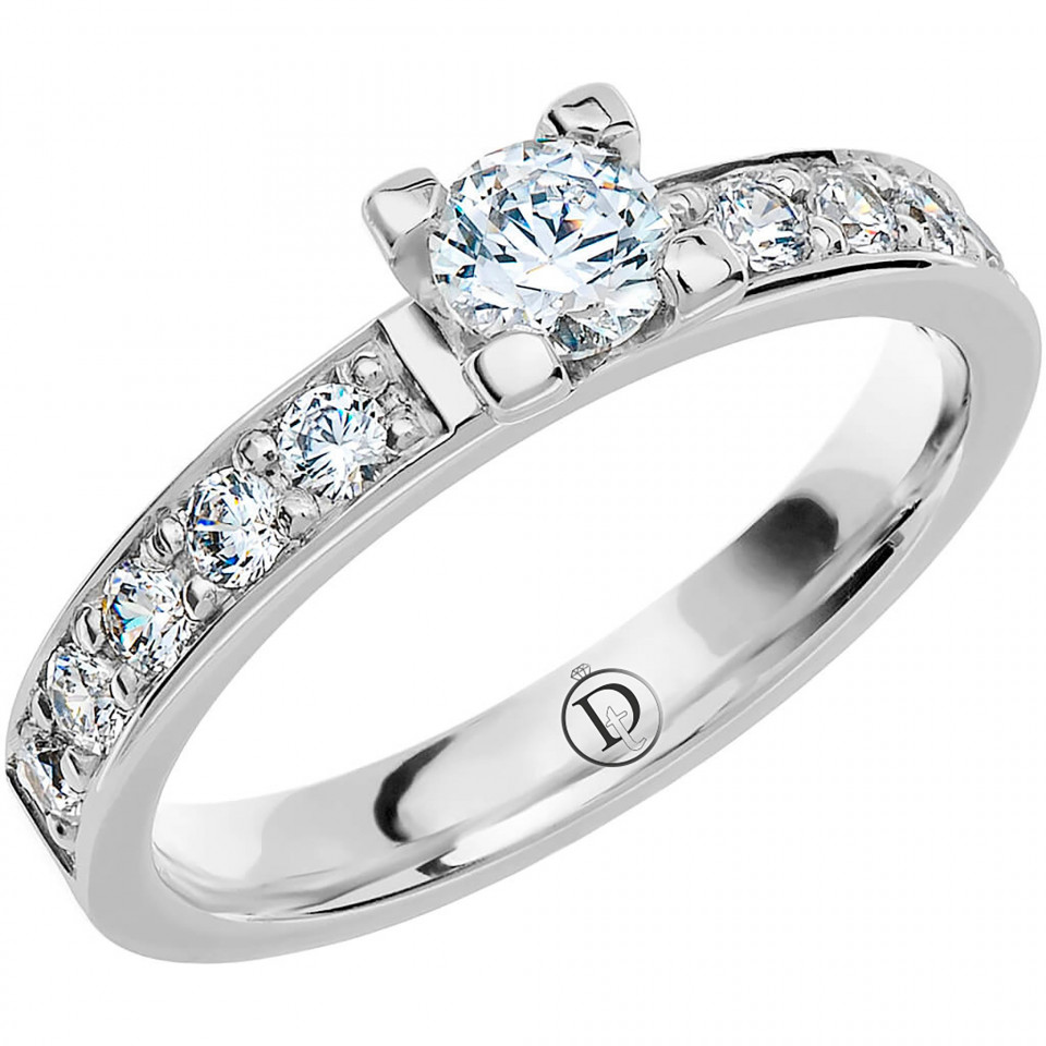 een diamanten verlovingsring met een kanaal gezette diamant