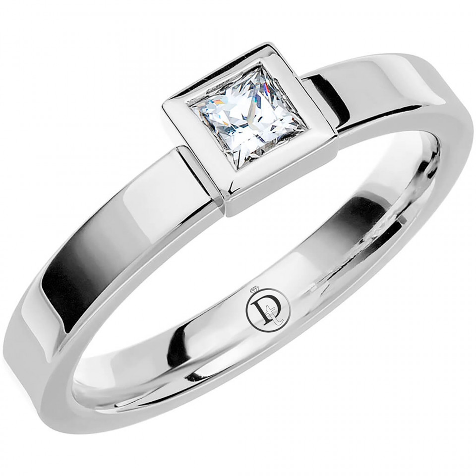 een vierkante diamanten ring met een princess geslepen steen