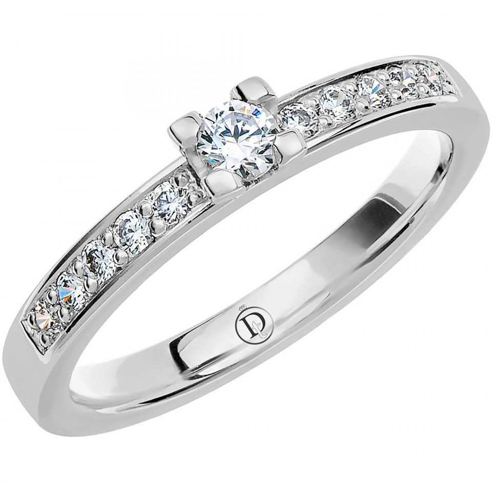 een diamanten verlovingsring met kanaal gezette diamanten