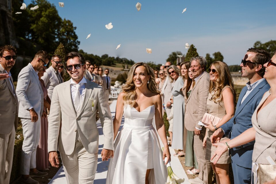 de bruid en bruidegom lopen door het gangpad