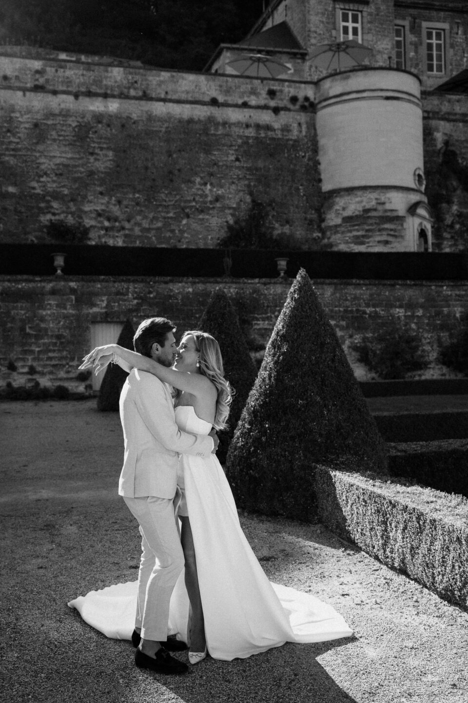 How to Tip Wedding Vendors: Who Gets What, How Much, and When to Give It