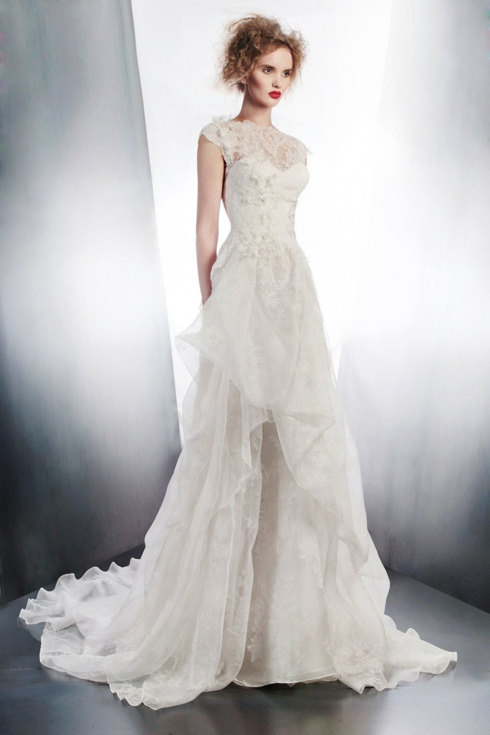 de trouwjurk is gemaakt van tule en kant