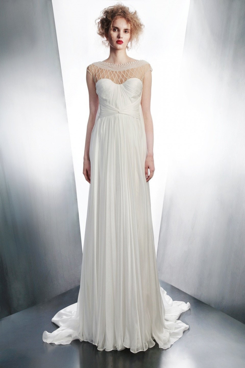 de trouwjurk is gemaakt van chiffon en heeft een transparante halslijn