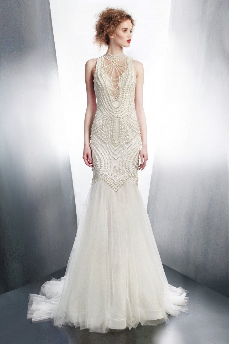 de trouwjurk is gemaakt van tule en kraaltjes