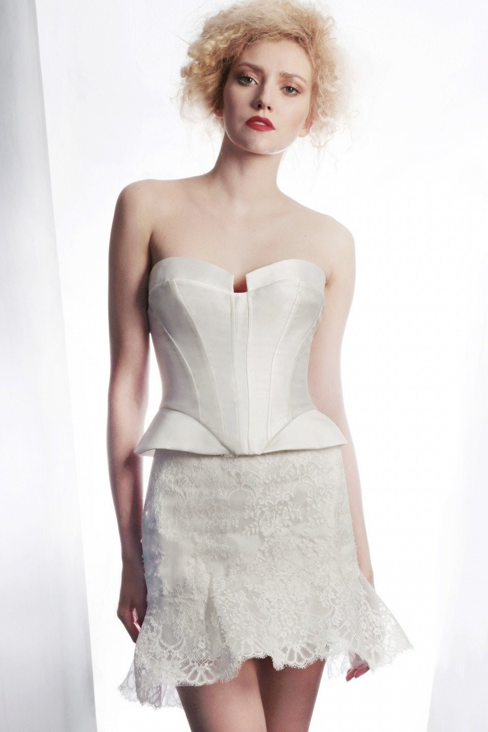 een vrouw in een witte jurk en korset