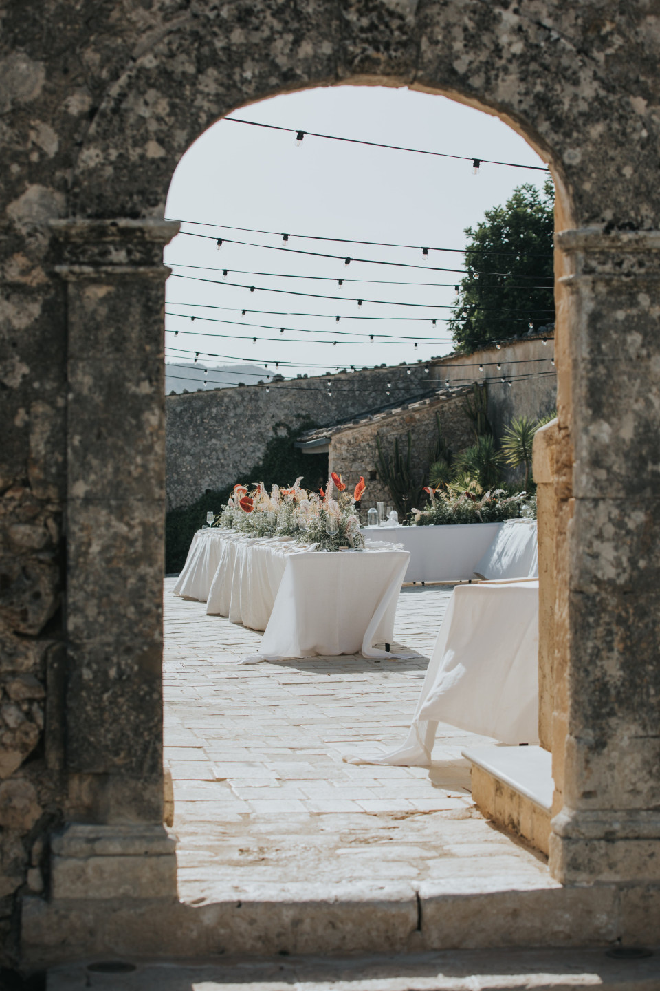 Outdoor Wedding Lighting Guide: From Golden Hour to Dance Floor, How to Light Every Moment