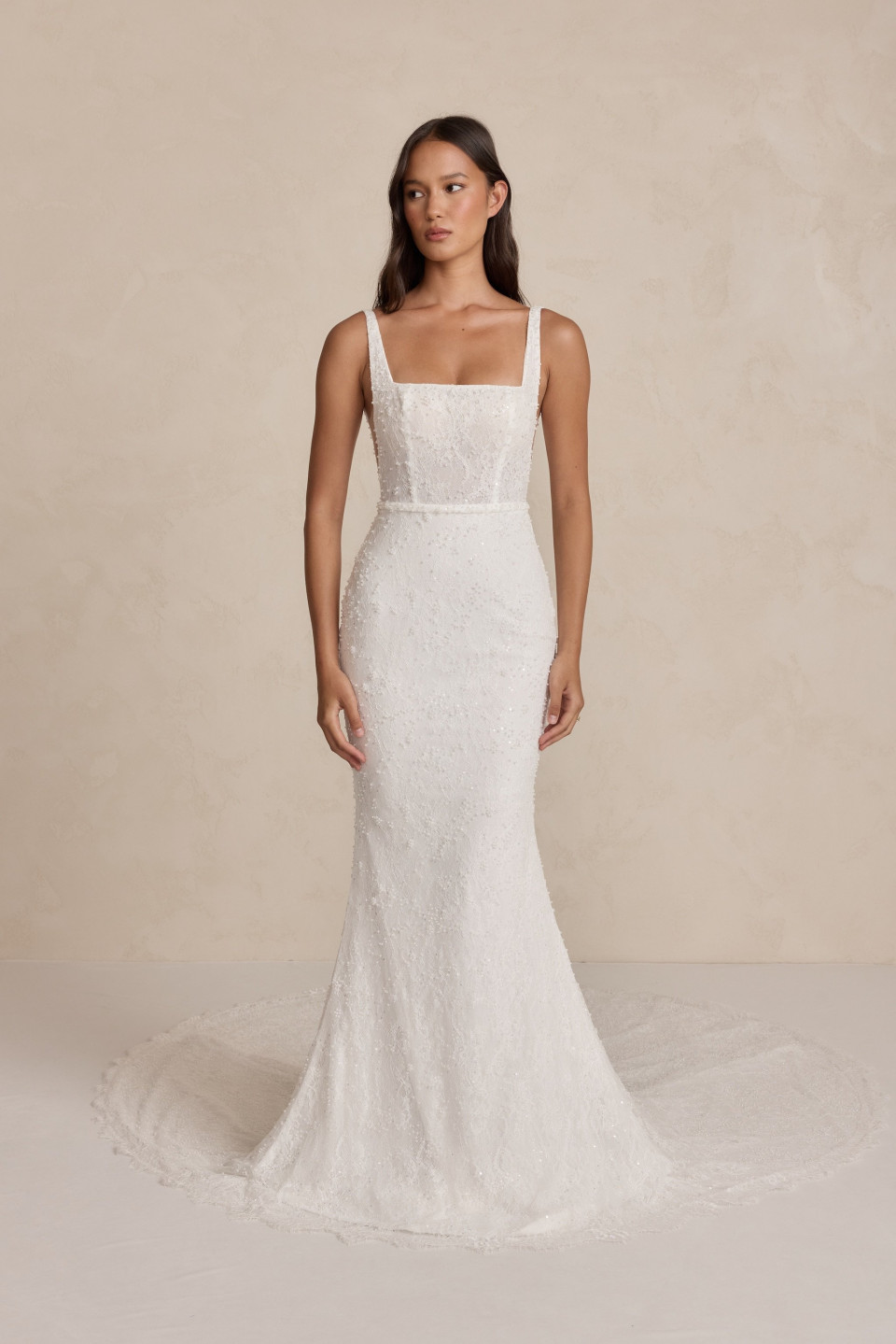 de achterkant van deze kanten sheath trouwjurk van bhl's herfst 2018 trouwcollectie