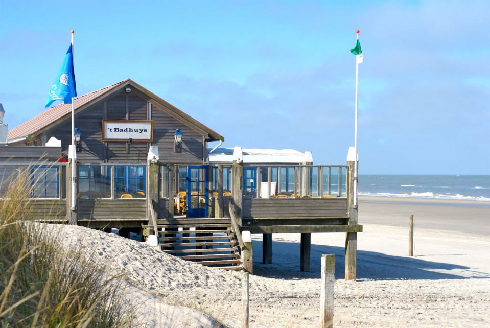 het gebouw staat op het strand