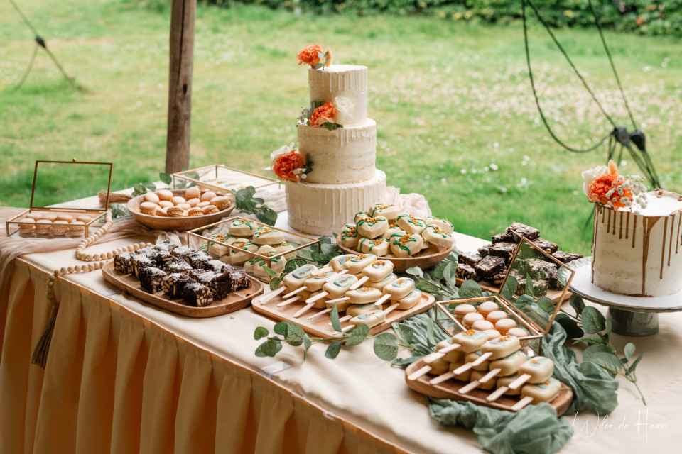 een tafel met een verscheidenheid aan desserts en taarten