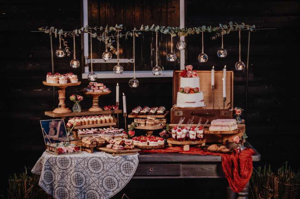 een rustieke bruilofts-desserttafel met taarten en desserts
