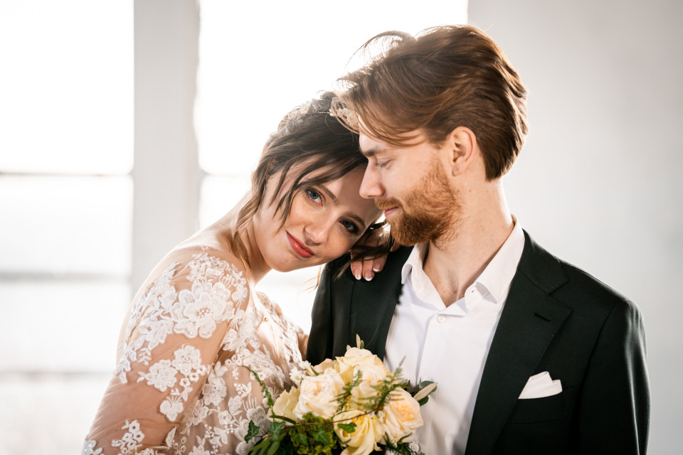 een man en vrouw in trouwkledij poseren samen