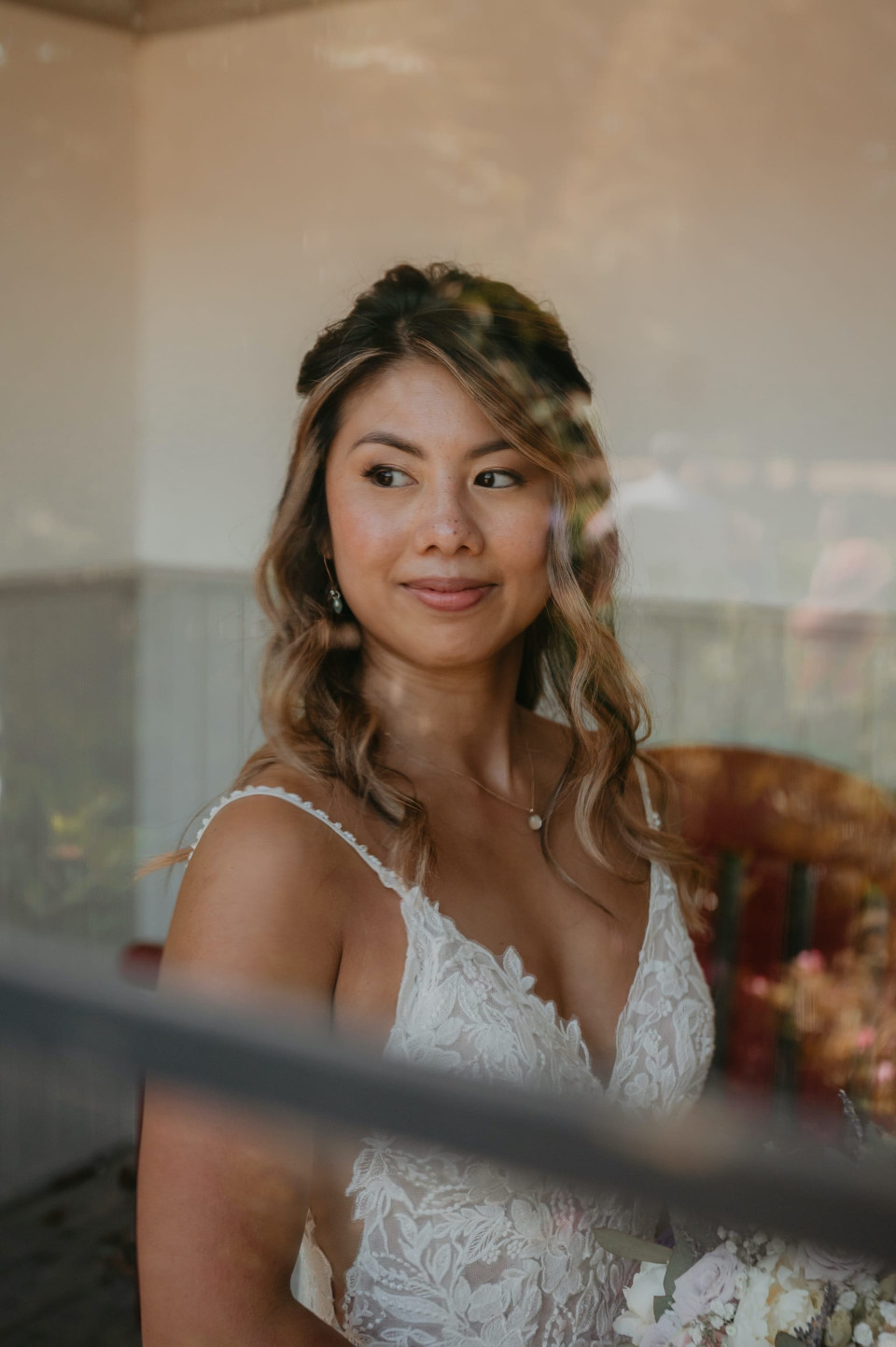 een bruid kijkt uit het raam op haar bruiloft