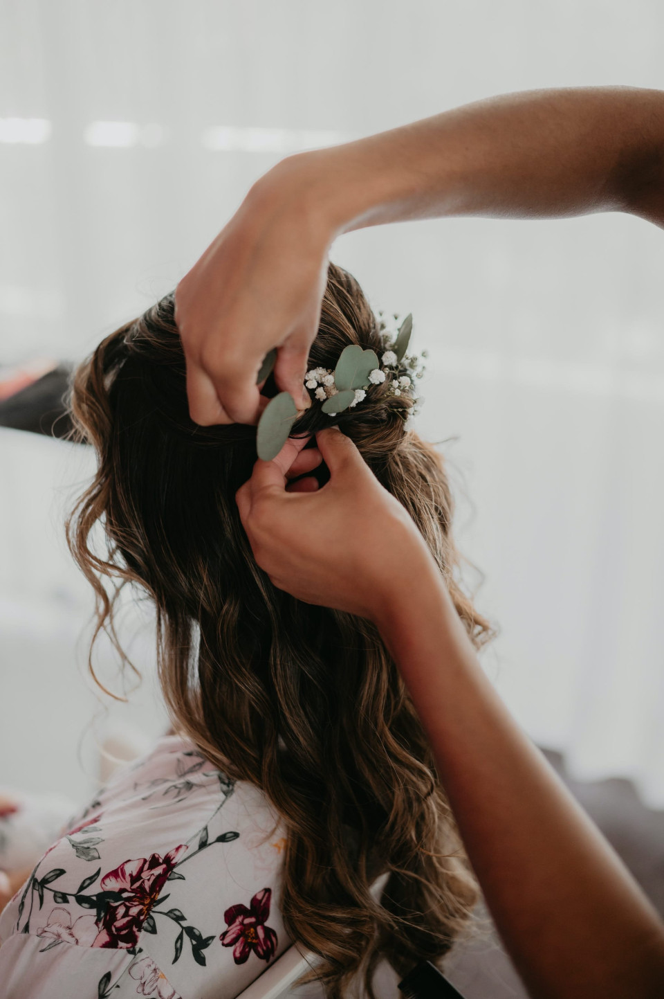 een vrouw wordt door een andere vrouw gekapt