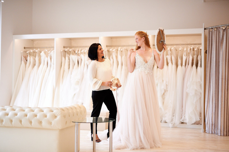 Trouwjurk passen bij Wedding Lounge Brautmoden
