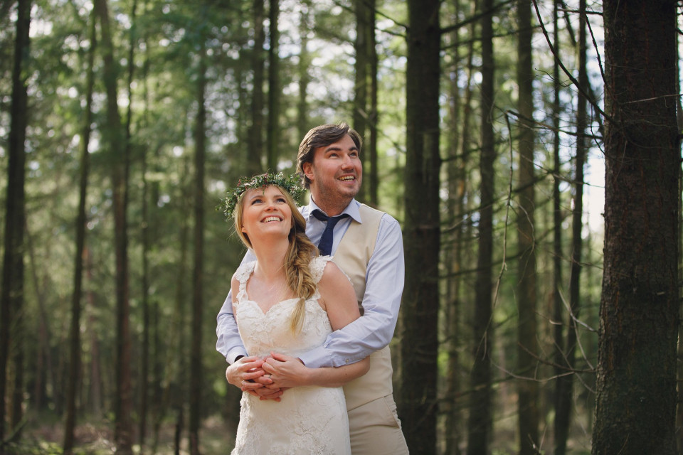 een bruid en bruidegom in het bos