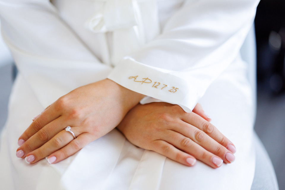 een close-up van de handen van een vrouw met een ring om haar vinger