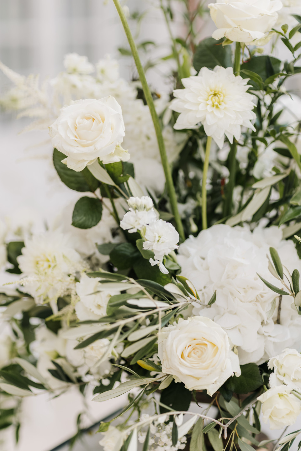 witte trouwbloemen in een vaas