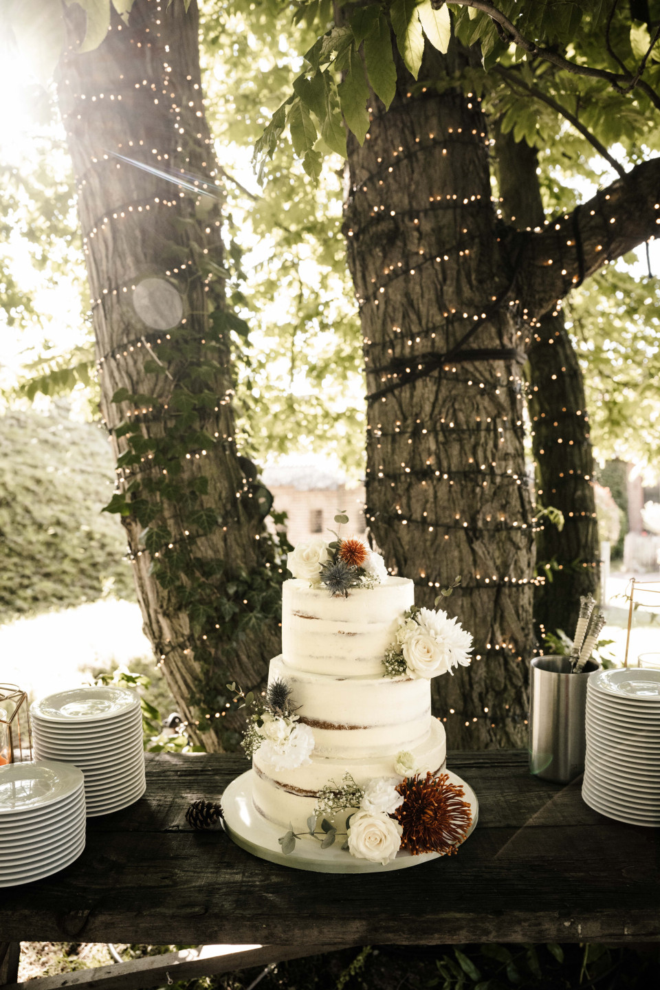 een bruidstaart op een tafel