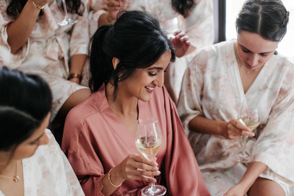 bruidsmeisjes toosten met champagne op een bruiloft