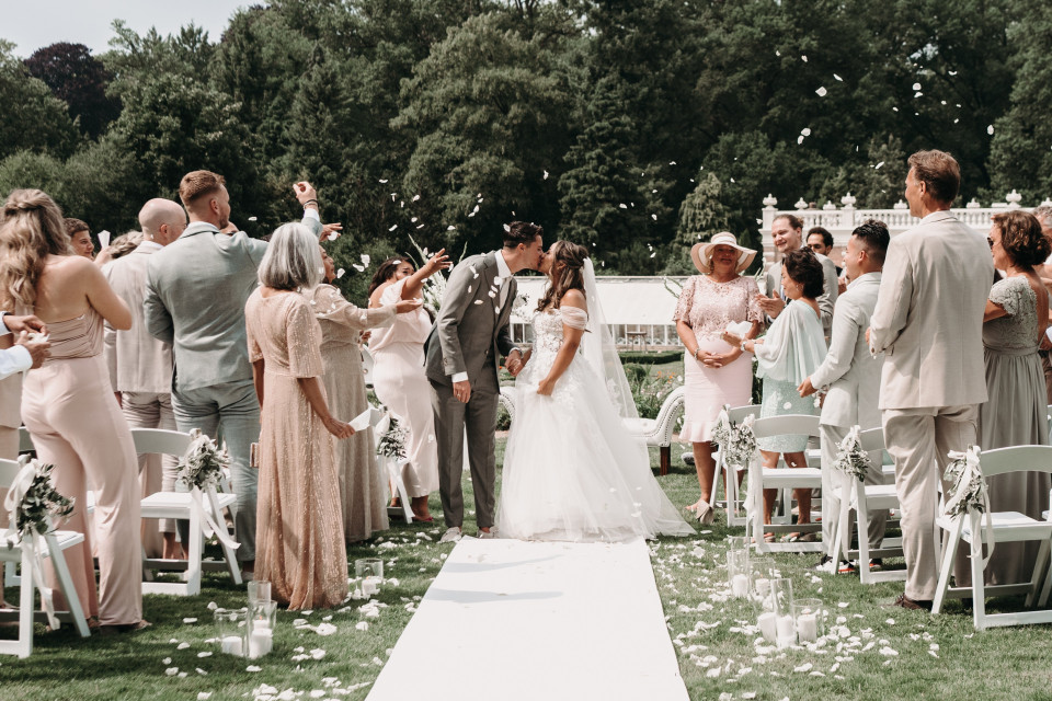 een huwelijksceremonie met confetti die in de lucht wordt gegooid