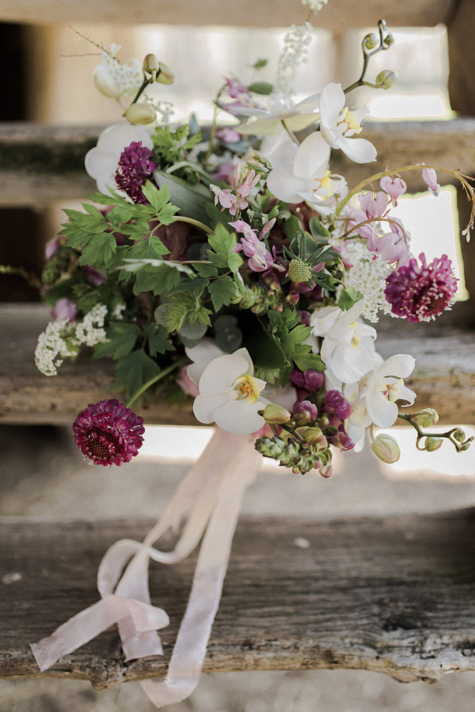 een boeket bloemen op een houten bank