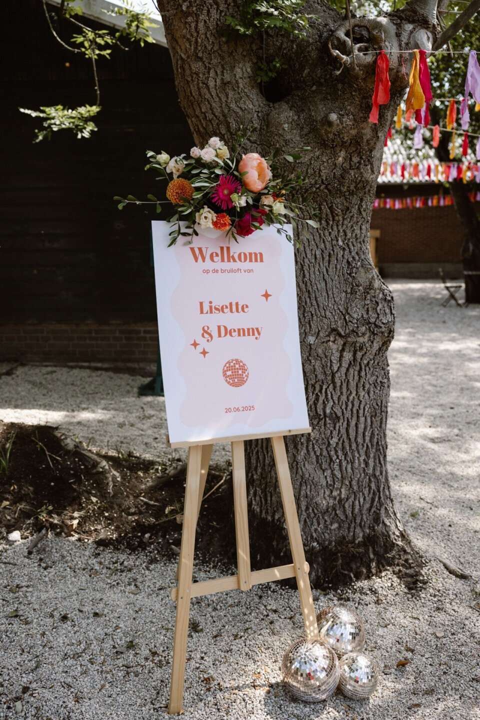 Welkomstbord met kleurrijke bloemen en disco thema