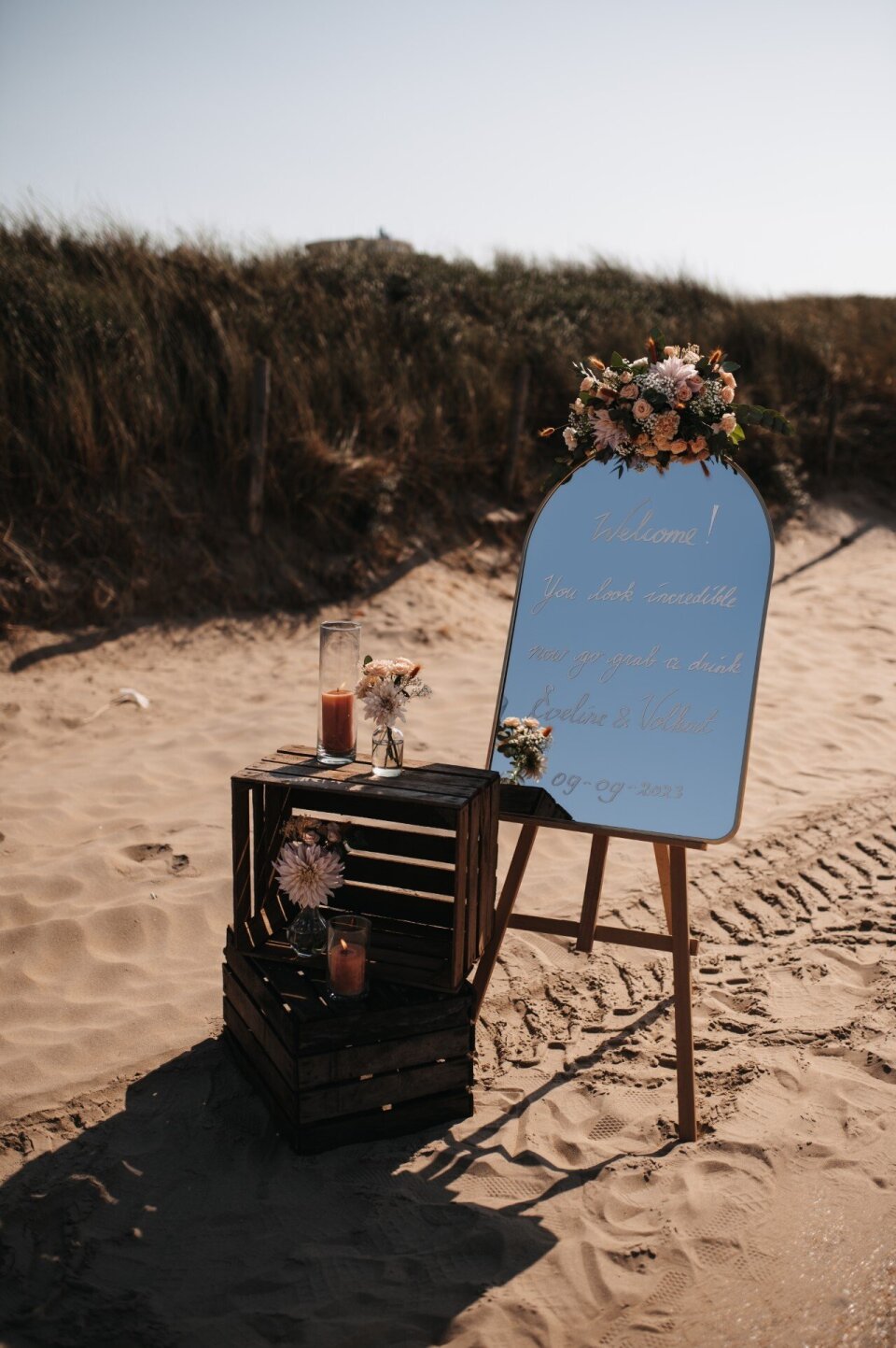 Welkomstbord spiegel voor strandbruiloft