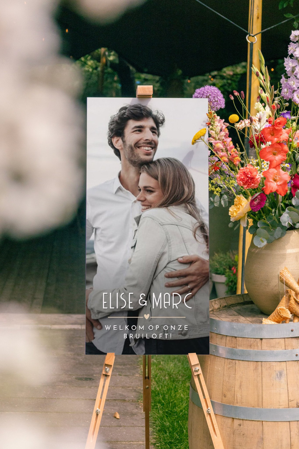 een bord met een afbeelding van een man en een vrouw erop