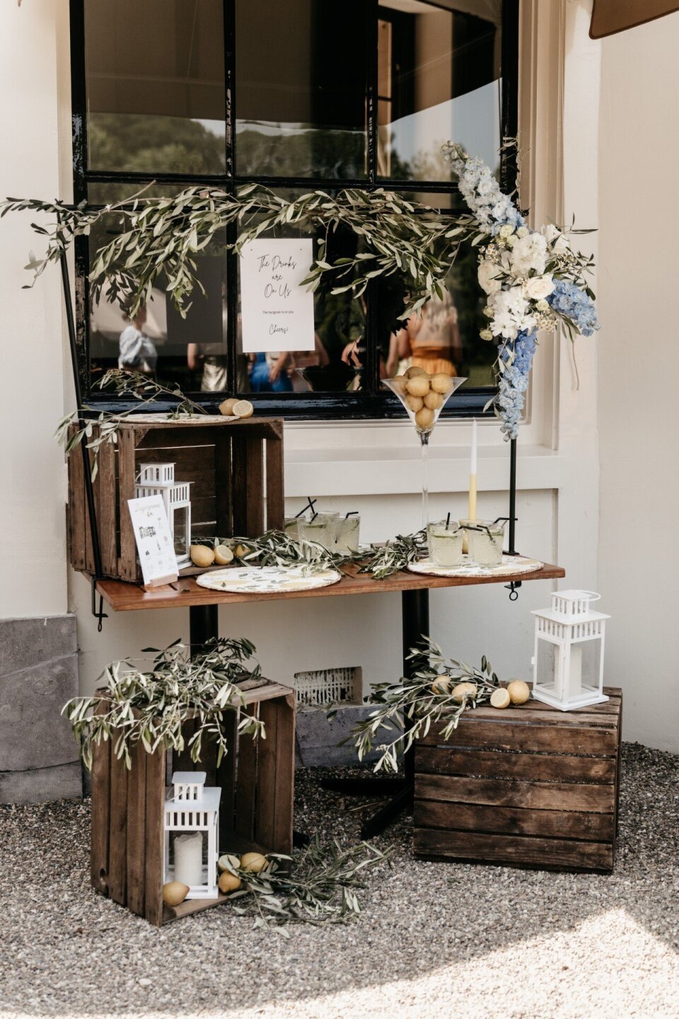 Welkomsttafel met lantaarns, citroenen en bloemen