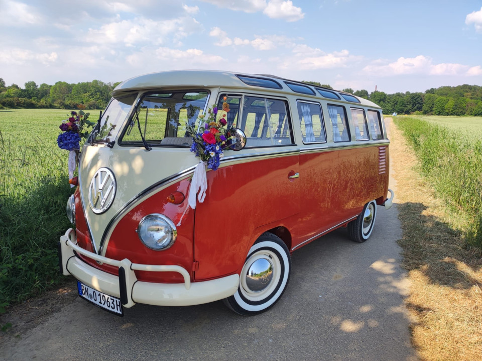 een rode en witte VW-bus