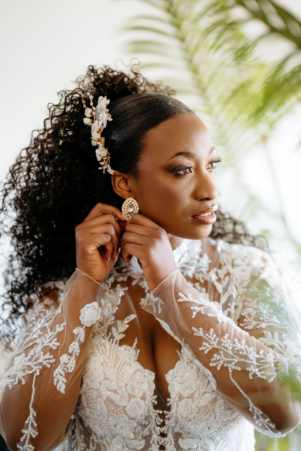 Haarspeld met bloemen en prachtige oorbellen met steentjes