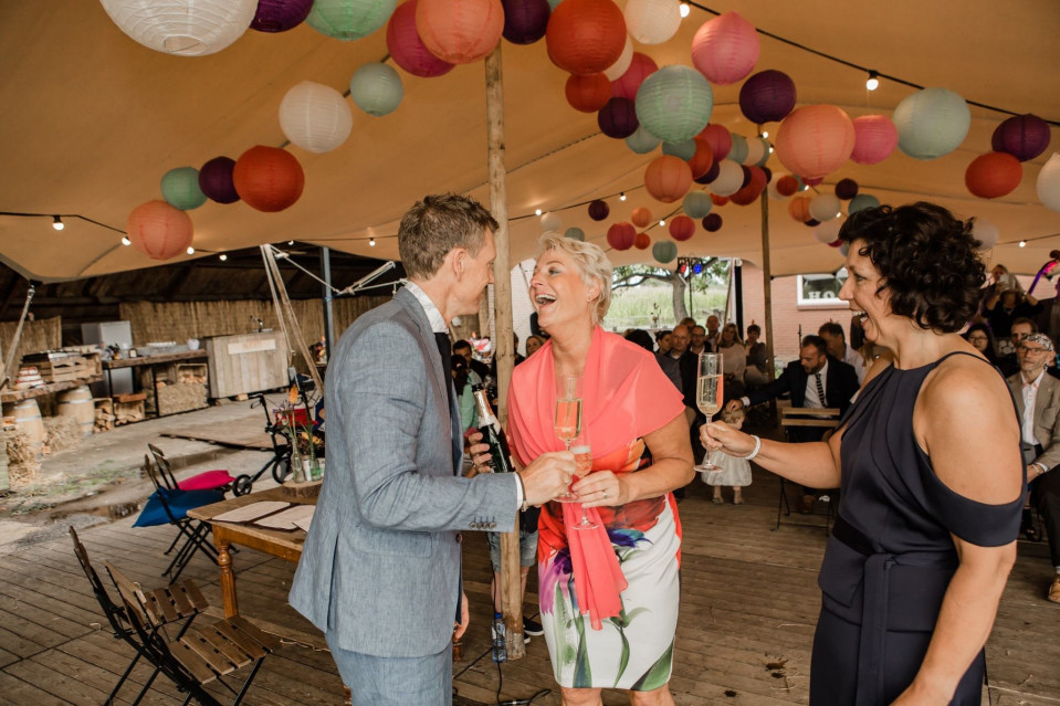 een stel danst onder een tent met papieren lantaarns