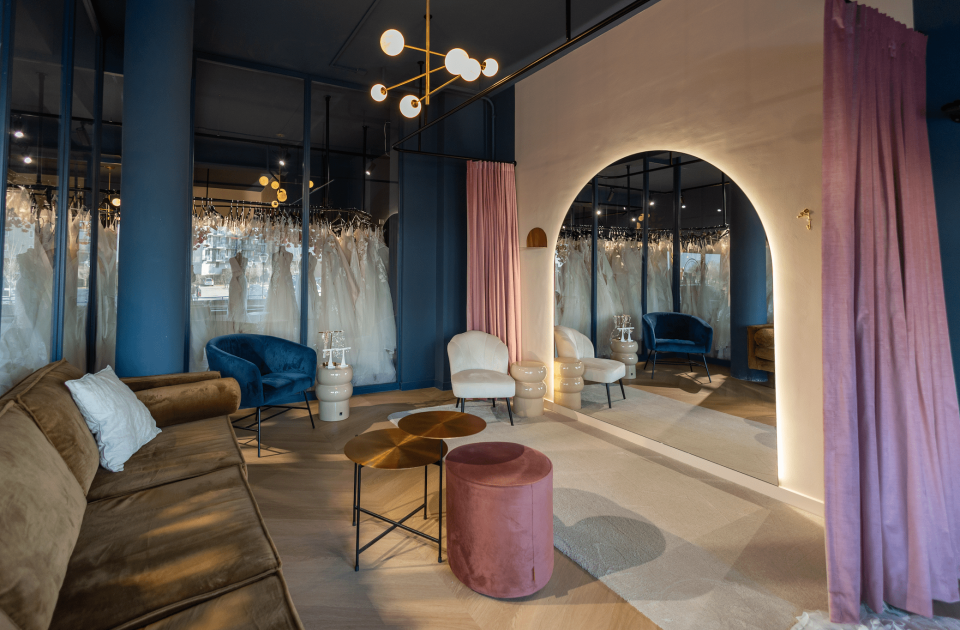 Trouwjurk passen bij Something Blue Bruidsmode