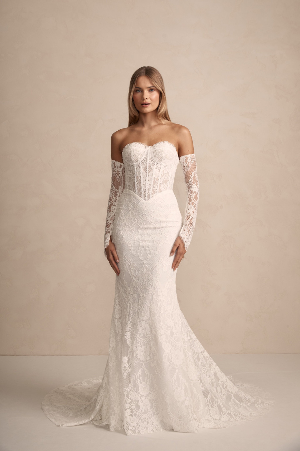 deze prachtige kanten trouwjurk met off-the-shoulder halslijn en lange mouwen