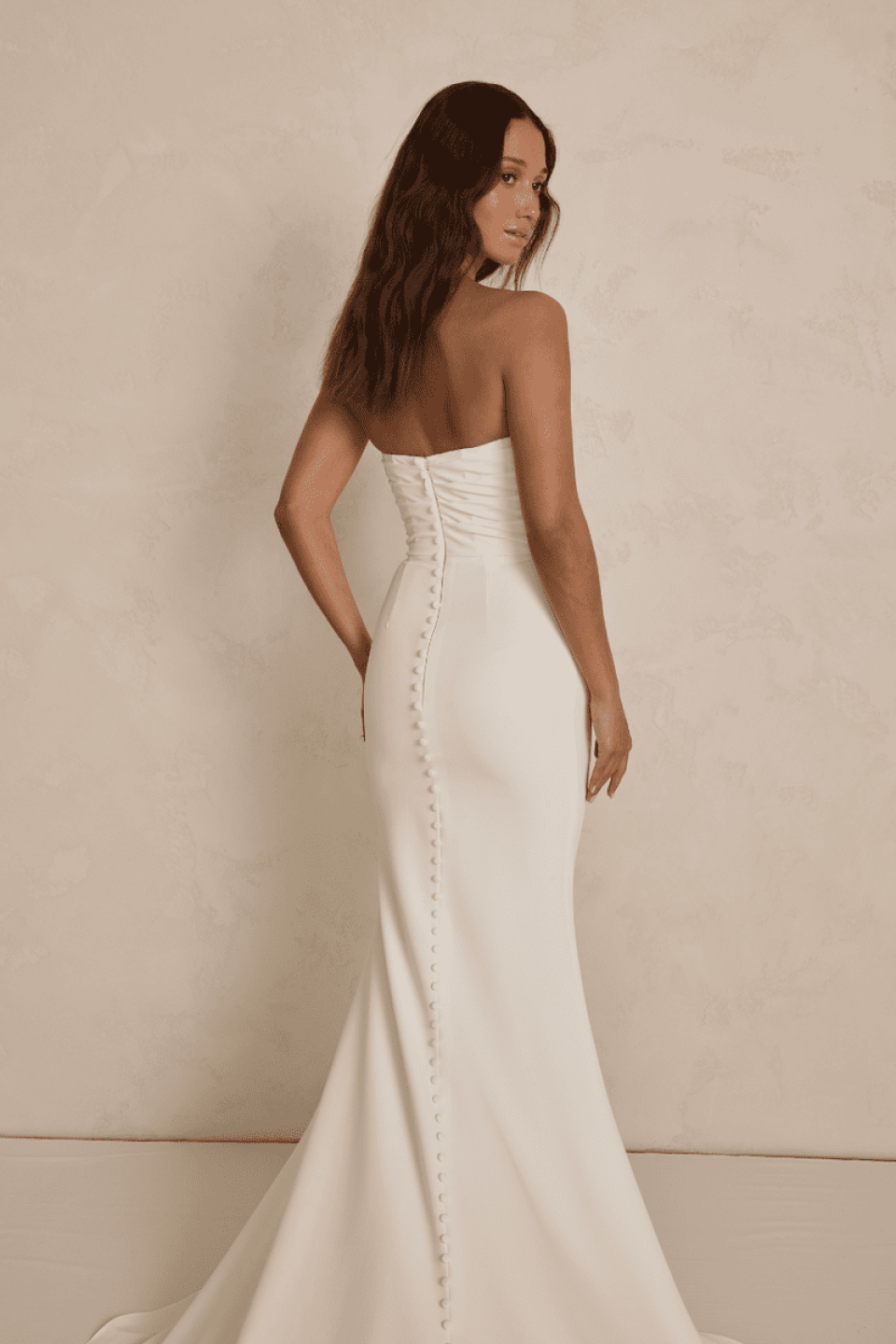 de achterkant van deze strapless trouwjurk