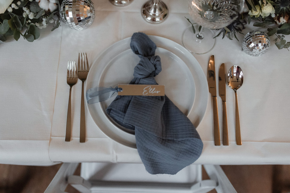 Winter tafeldecoratie met een touch of blue