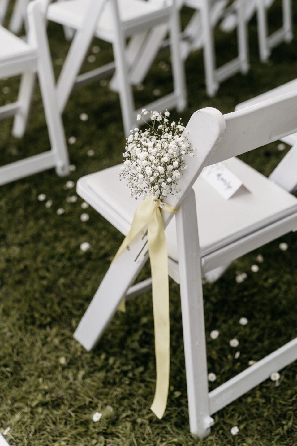 Witte ceremoniestoel met gipskruid en lint
