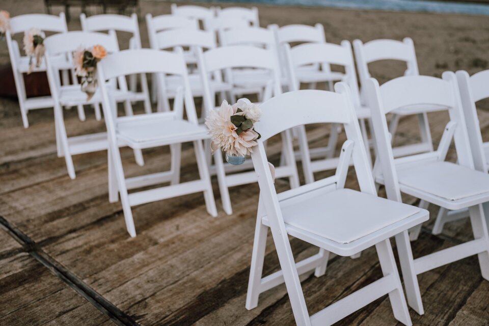 Witte ceremoniestoelen aan het water