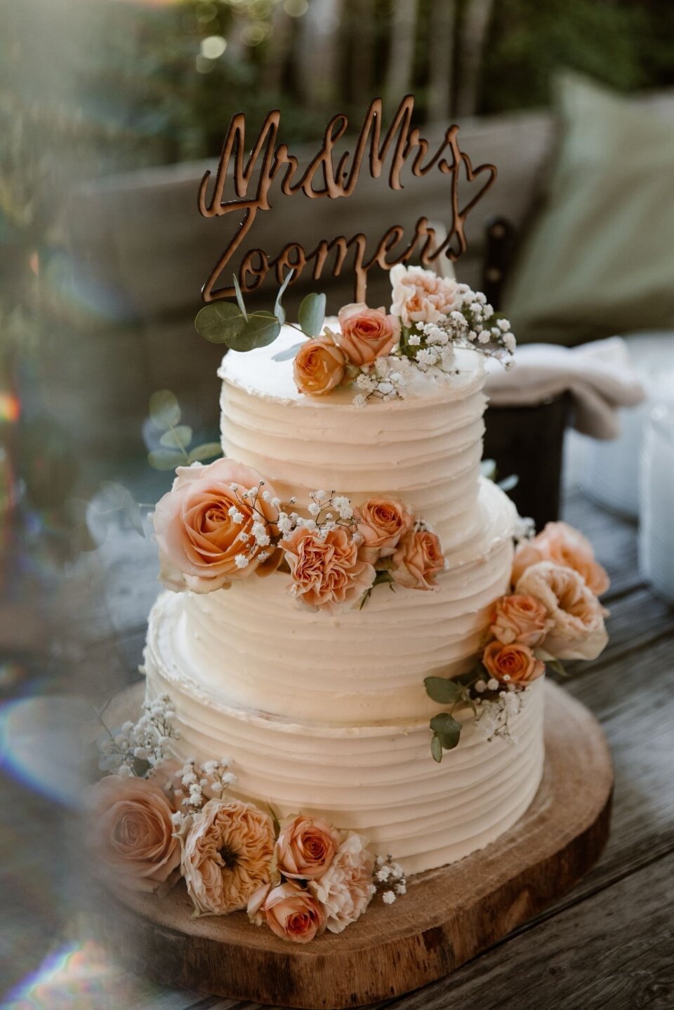 een close-up van een bruidstaart met bloemen erop