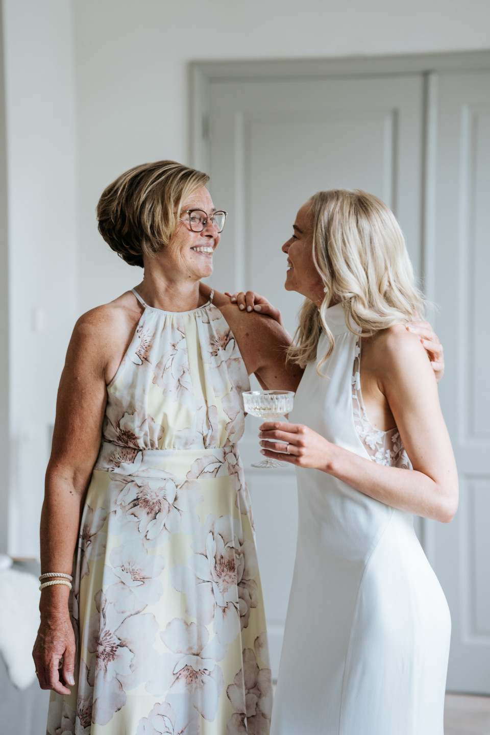 bruid en moeder delen een moment voor de bruiloft