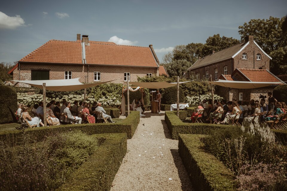 een man die in het midden van een tuin staat