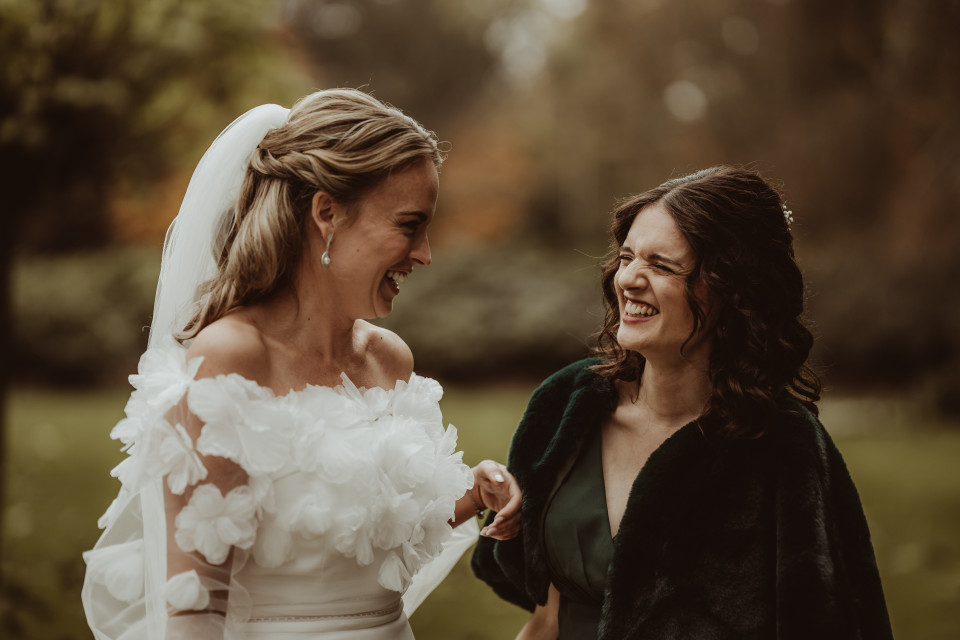 twee vrouwen lachen en glimlachen in het park