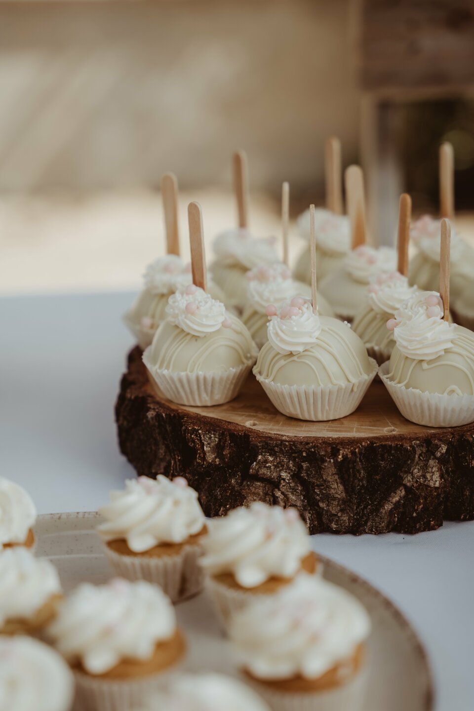 een verscheidenheid aan cupcakes met witte glazuur en cocktailprikkers