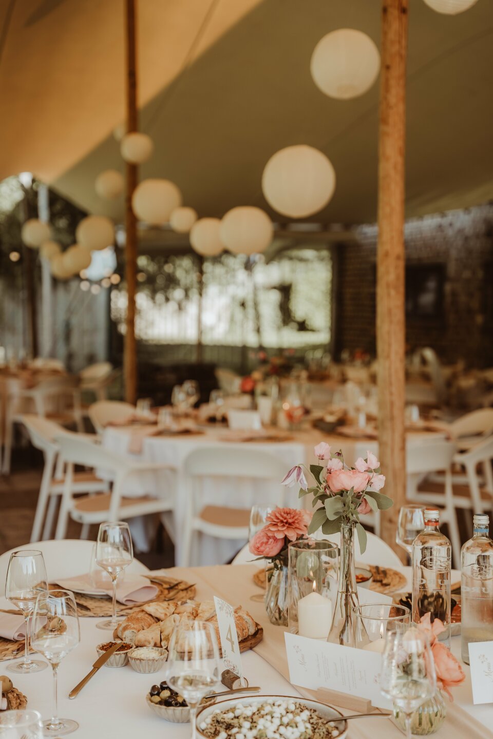 veel tafels opgesteld voor een bruiloftsreceptie
