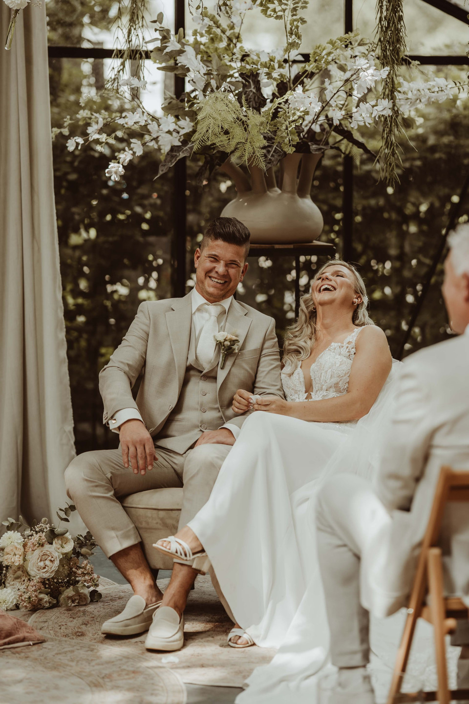 een man en een vrouw die naast elkaar zitten