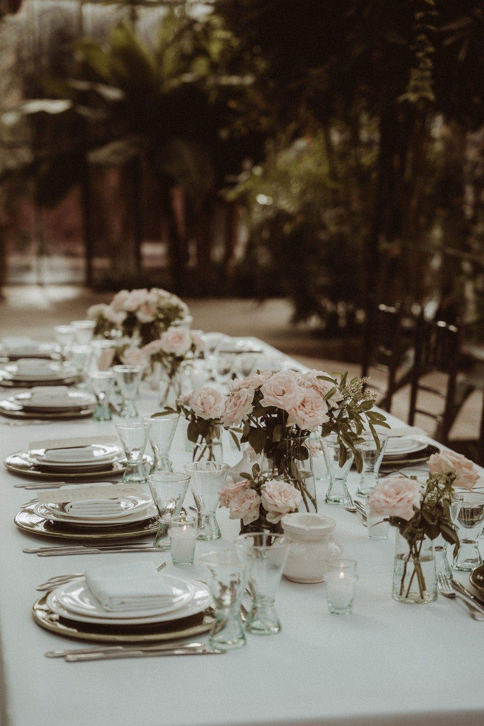 een tafel gedekt voor het diner met bloemen en plaatsinstellingen